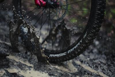 Schwalbe Pneu Magic Mary 27.5x2.40 SuperGravity Addix Soft TL-Easy black  Produktbild 3