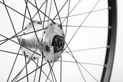 Laufrad vorne 28" 622x19 Nabendynamo DH3D32AA 100mm 6-Loch QR schwarz / Nabe silber  Produktbild 2