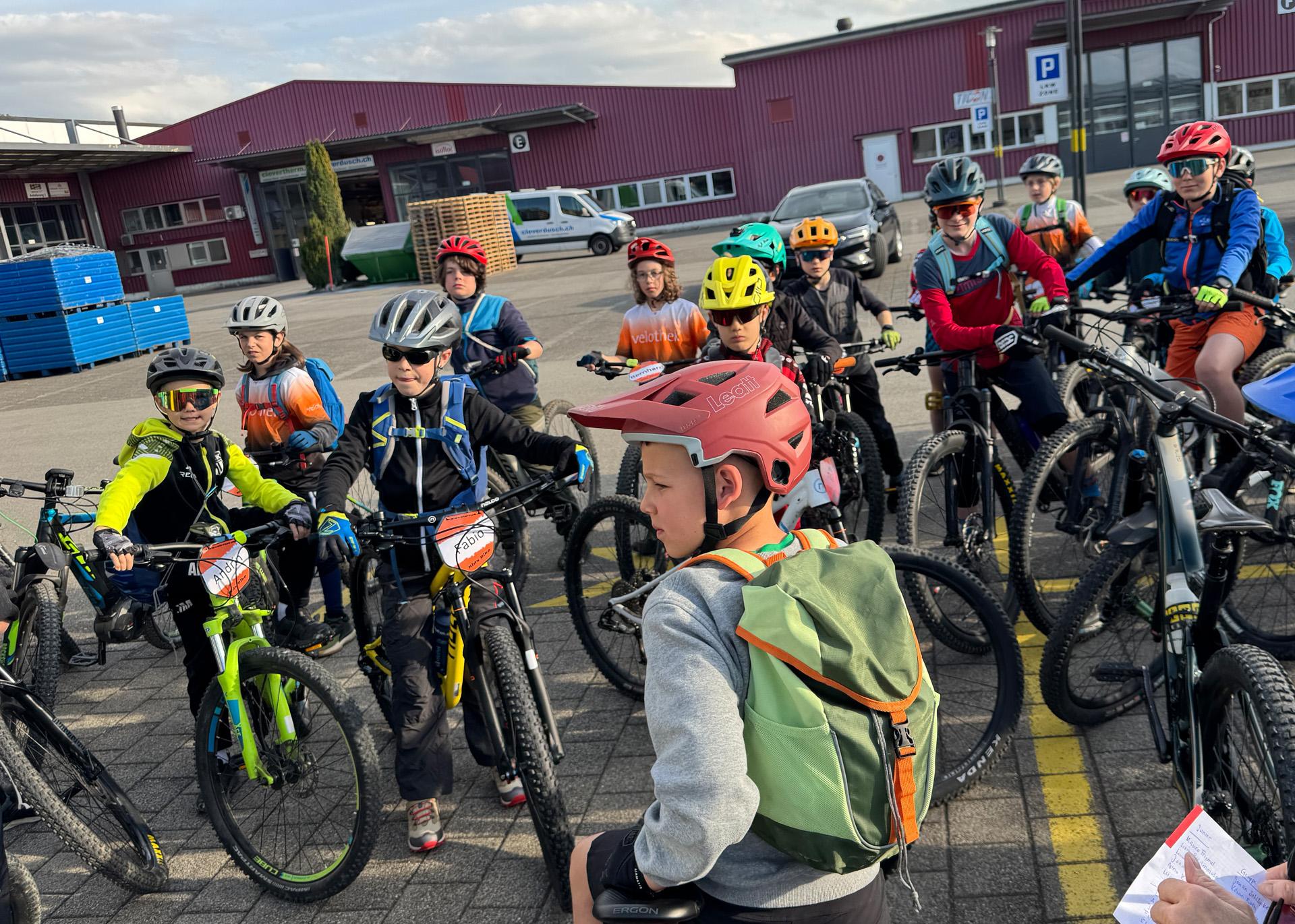 Kids Bike Kurs 2026 – Gruppe vor dem gemeinsamen Start