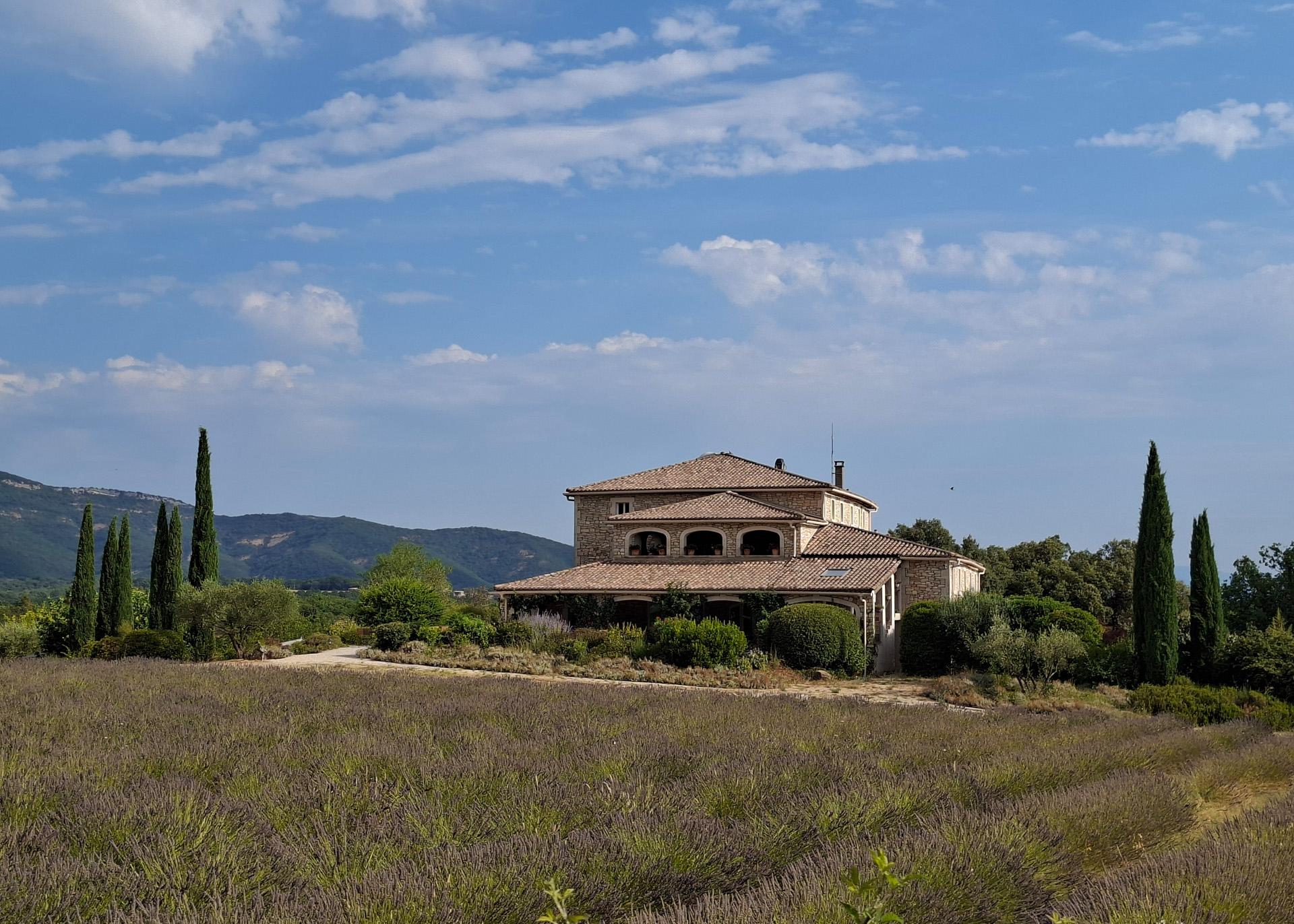 Domaine du Frigoulet in der Landschaft der Ardèche