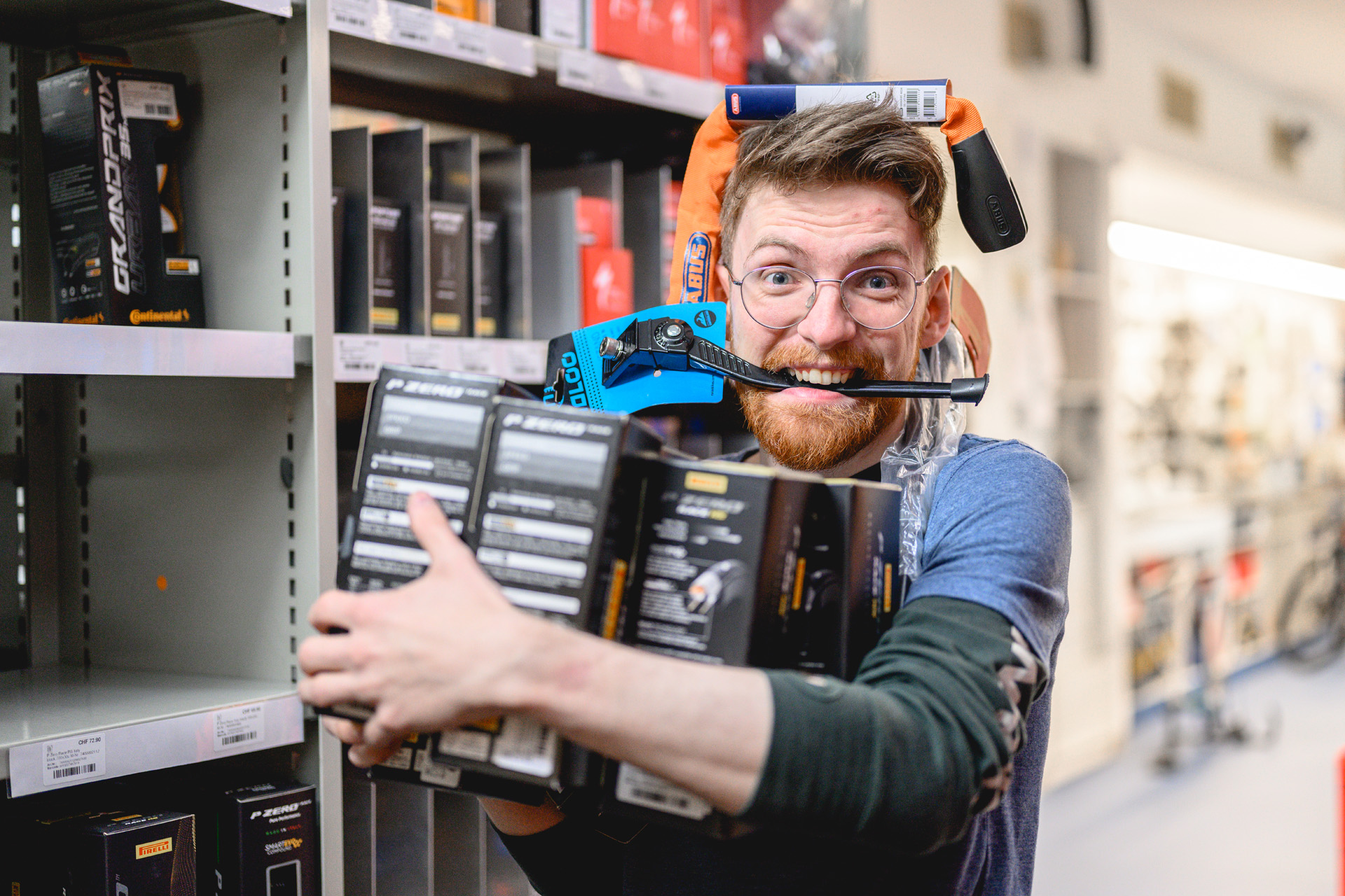 Ein Velothek-Mitarbeiter mit Zubehör bei der Inventur